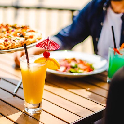 Coctail and pizza